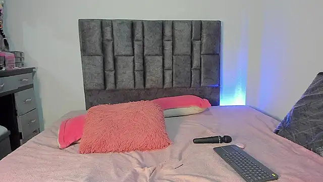 Snapshot of Esmeraldaa- chatting on 04.11.26 Esmeraldaa- online show from 04.11.26