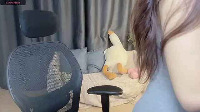 Snapshot of Yin-LL chatting on 09.30.25 Yin-LL online show from 09.30.25