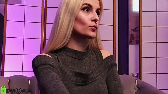 SelenaDaze online show from 04.20.26