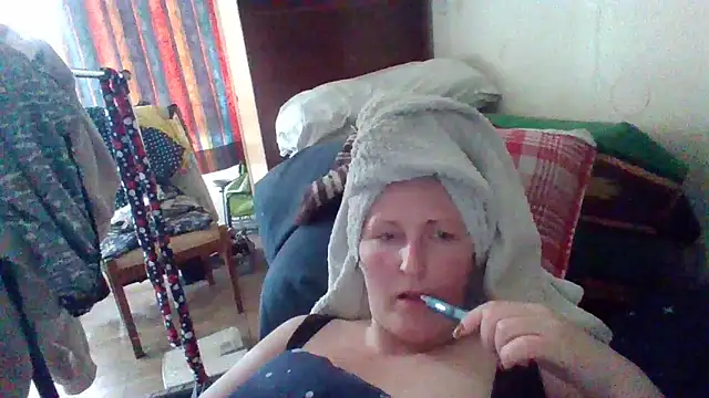 Snapshot of AllaSowinskaya chatting on 05.12.26 AllaSowinskaya online show from 05.12.26