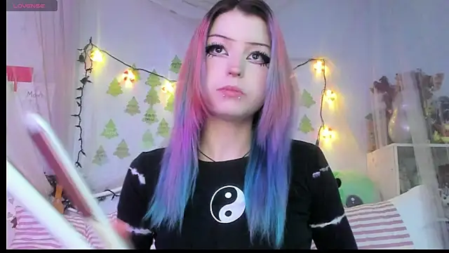 Snapshot of bunnyislewd chatting on 12.17.25 bunnyislewd online show from 12.17.25