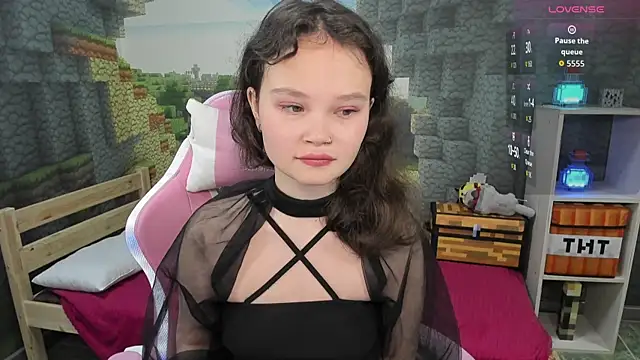 Snapshot of EmilyChaves chatting on 09.12.25 EmilyChaves online show from 09.12.25