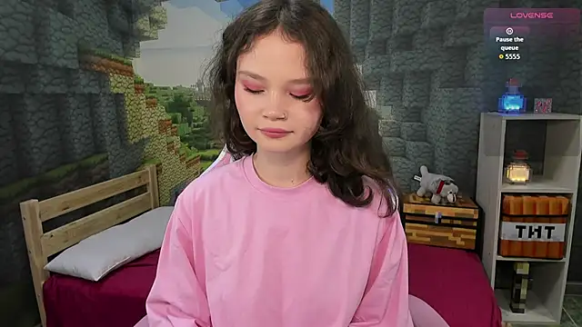 Snapshot of EmilyChaves chatting on 09.28.25 EmilyChaves online show from 09.28.25