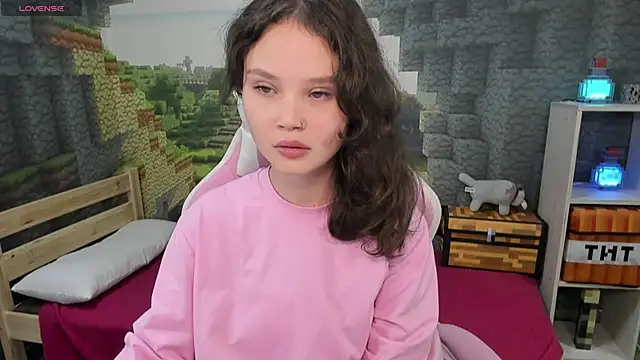 Snapshot of EmilyChaves chatting on 10.13.25 EmilyChaves online show from 10.13.25