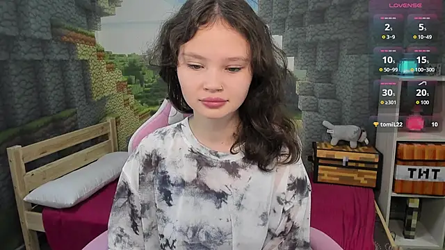 Snapshot of EmilyChaves chatting on 10.15.25 EmilyChaves online show from 10.15.25