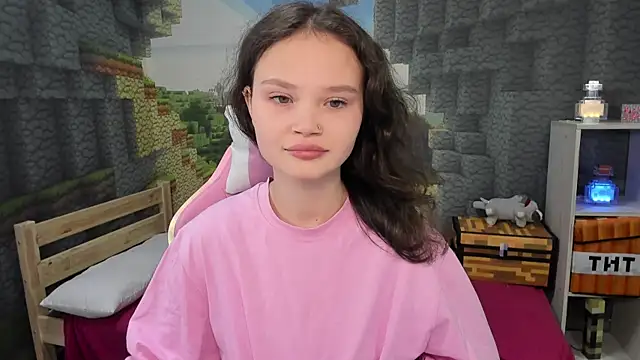 Snapshot of EmilyChaves chatting on 10.20.25 EmilyChaves online show from 10.20.25