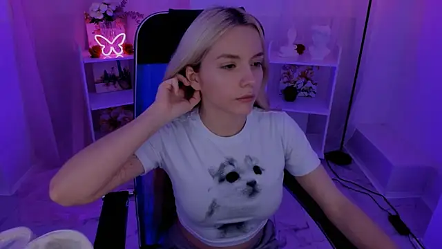 Snapshot of AuroraWrenfield chatting on 09.15.25 AuroraWrenfield online show from 09.15.25