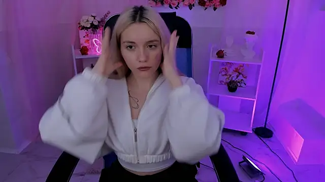 Snapshot of AuroraWrenfield chatting on 09.23.25 AuroraWrenfield online show from 09.23.25