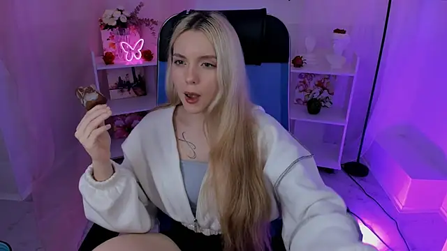 Snapshot of AuroraWrenfield chatting on 09.24.25 AuroraWrenfield online show from 09.24.25