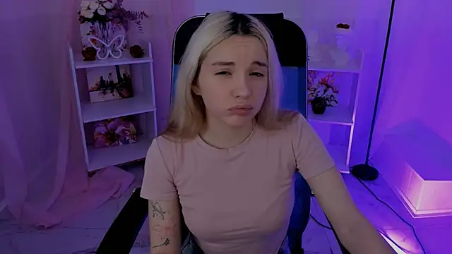 Snapshot of AuroraWrenfield chatting on 09.29.25 AuroraWrenfield online show from 09.29.25