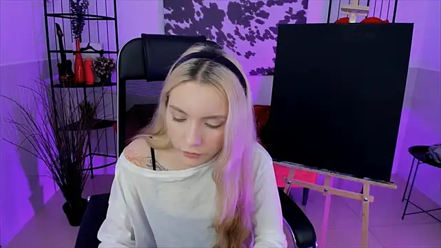 Snapshot of AuroraWrenfield chatting on 10.02.25 AuroraWrenfield online show from 10.02.25