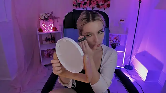 Snapshot of AuroraWrenfield chatting on 10.08.25 AuroraWrenfield online show from 10.08.25