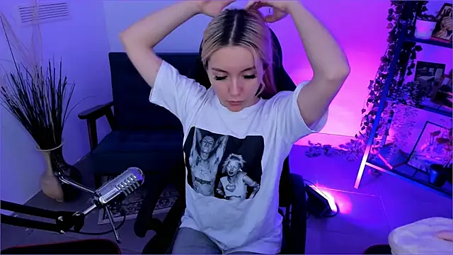 Snapshot of AuroraWrenfield chatting on 10.09.25 AuroraWrenfield online show from 10.09.25