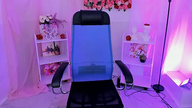 Snapshot of AuroraWrenfield chatting on 10.27.25 AuroraWrenfield online show from 10.27.25