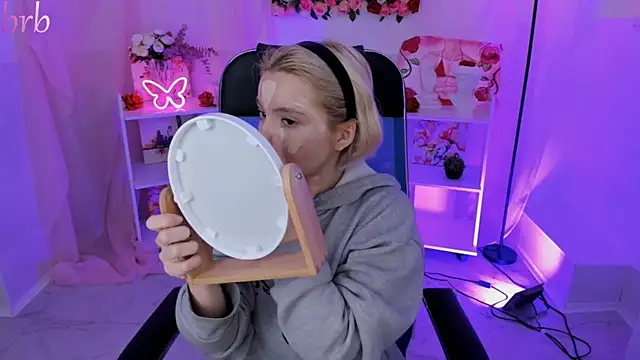 AuroraWrenfield online show from 11.03.25