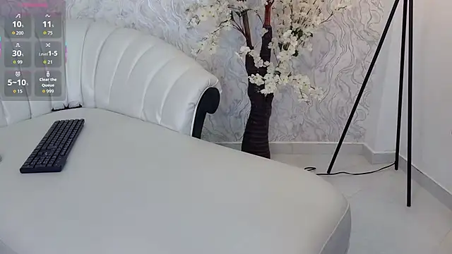 aura sanders1 online show from 12.05.25