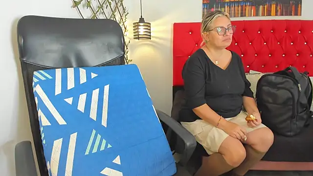 carolinacrus01 online show from 10.08.25