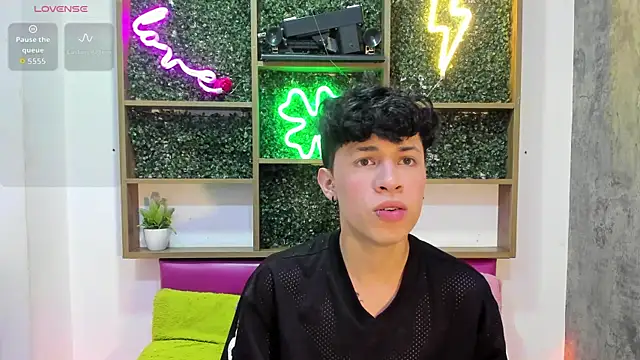 Snapshot of Axel__Evans chatting on 04.18.26 Axel Evans online show from 04.18.26