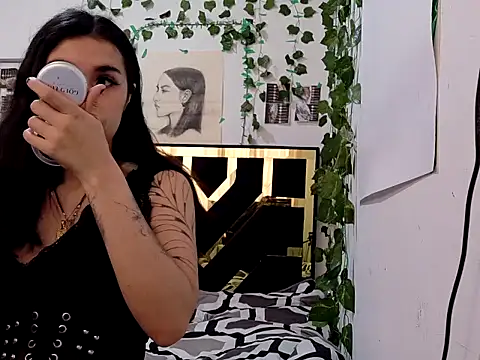 lucywhite13 online show from 09.18.25