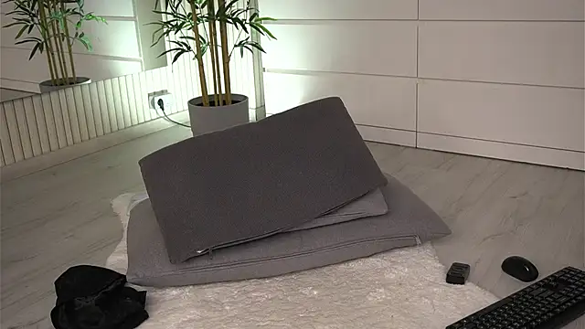 EmmaBlanco online show from 04.11.26