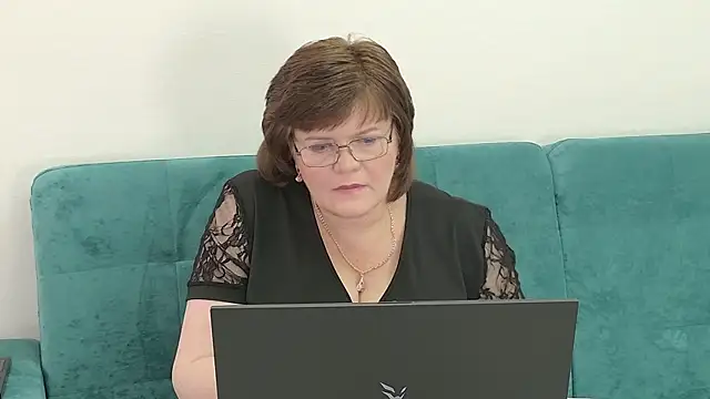 Snapshot of Sandra_Sunrise chatting on 10.20.25 Sandra Sunrise online show from 10.20.25