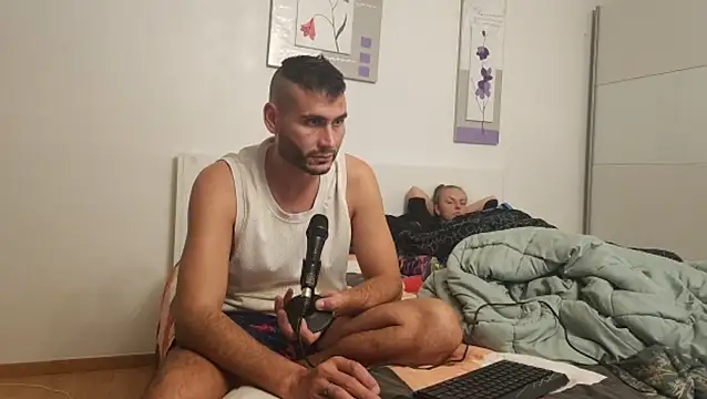 Snapshot of hornycouplefuck12 chatting on 09.18.25 hornycouplefuck12 online show from 09.18.25