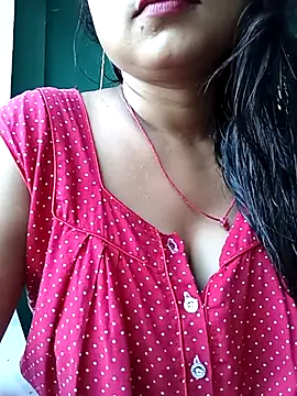 Snapshot of Desi_couple305 chatting on 09.28.25 Desi couple305 online show from 09.28.25