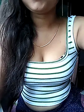 Snapshot of Desi_couple305 chatting on 10.07.25 Desi couple305 online show from 10.07.25