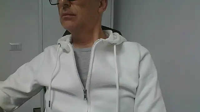 Snapshot of Sensor2000 chatting on 12.22.25 Sensor2000 online show from 12.22.25