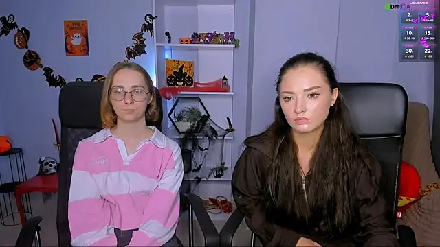 Snapshot of miki-niki chatting on 10.30.25 miki-niki online show from 10.30.25