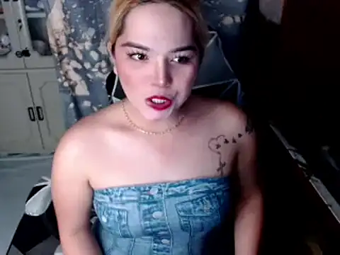Snapshot of blonditax1111 chatting on 10.22.25 blonditax1111 online show from 10.22.25