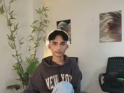 Snapshot of twink_pinoy chatting on 06.25.26 twink pinoy online show from 06.25.26
