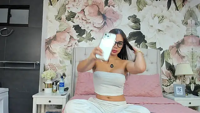 MaddyMay  online show from 11.04.25