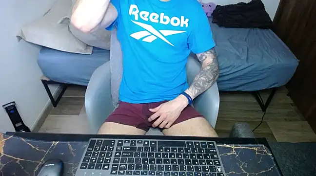 Snapshot of bossking017 chatting on 02.15.25 bossking017 online show from 02.15.25