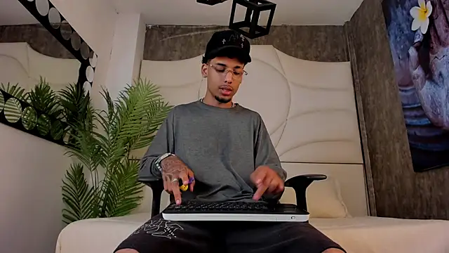 Thiagoferreti online show from 10.13.25