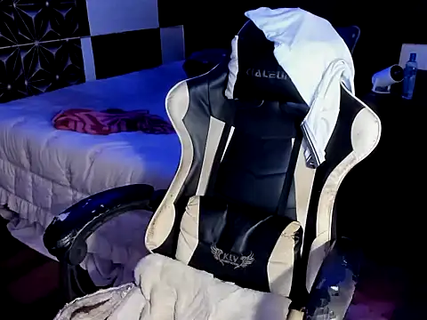 Snapshot of AsianHotBODYY chatting on 09.09.25 AsianHotBODYY online show from 09.09.25