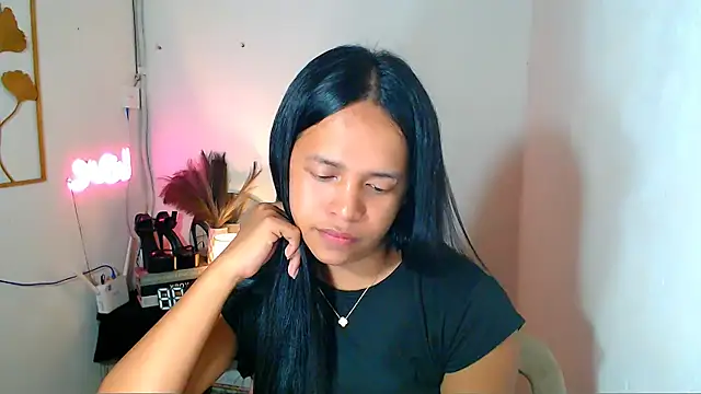 Lorainnelustts online show from 03.02.26