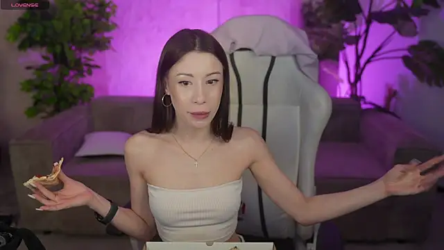 Snapshot of Selena_Glow chatting on 04.13.26 Selena Glow online show from 04.13.26