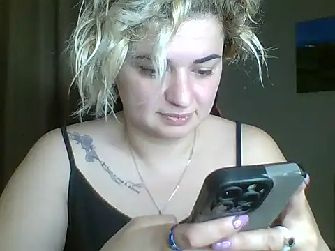 Snapshot of Wymini chatting on 09.17.25 Wymini online show from 09.17.25