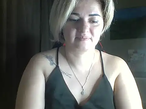 Snapshot of Wymini chatting on 10.03.25 Wymini online show from 10.03.25