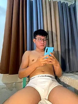 Snapshot of xshyboyx chatting on 10.03.25 xshyboyx online show from 10.03.25