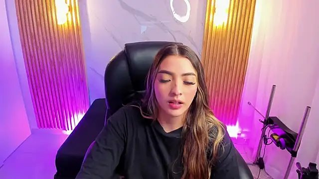 Snapshot of KYLIE_JONES6 chatting on 11.10.25 KYLIE JONES6 online show from 11.10.25