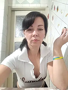 Snapshot of Adeline3302 chatting on 11.21.25 Adeline3302 online show from 11.21.25