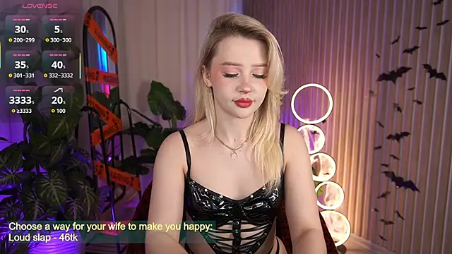 LauraWifeness online show from 10.28.25