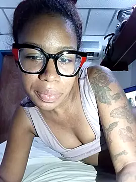 Snapshot of LilithCuban chatting on 04.19.26 LilithCuban online show from 04.19.26