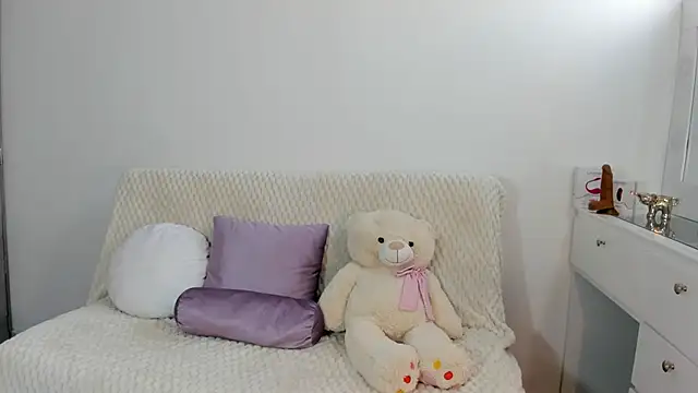 Snapshot of miaravel_ chatting on 12.18.25 miaravel online show from 12.18.25