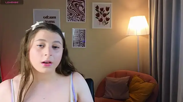 Snapshot of Queen_Michelle_ chatting on 10.08.25 Queen Michelle online show from 10.08.25