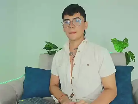 CamiiGuzmanX online show from 09.16.25