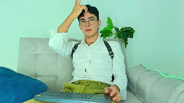 CamiiGuzmanX online show from 09.29.25