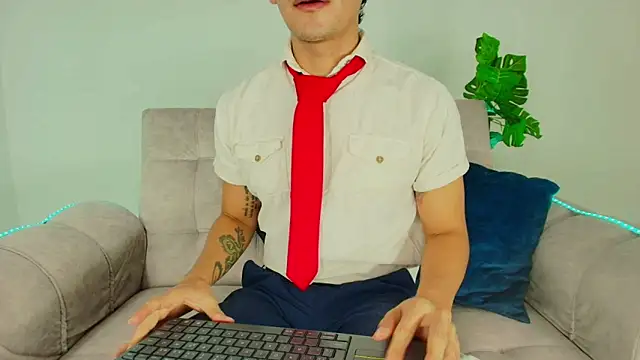 CamiiGuzmanX online show from 10.10.25